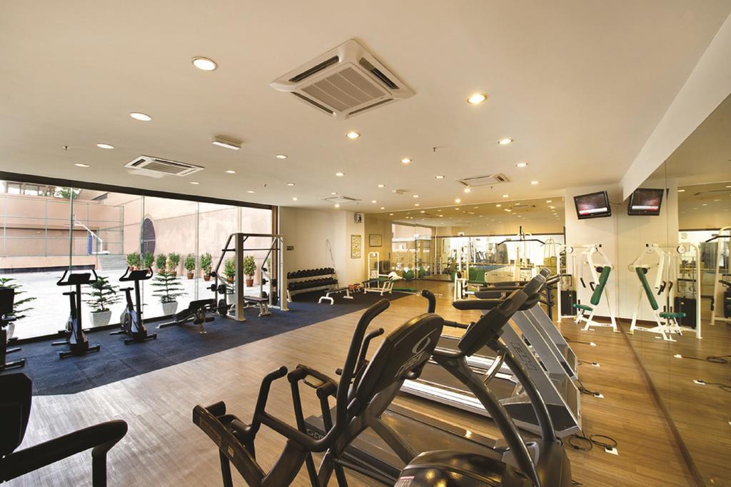 Berjaya Times Square Hotel, Kuala Lumpur Kültér fotó The gym at the hotel